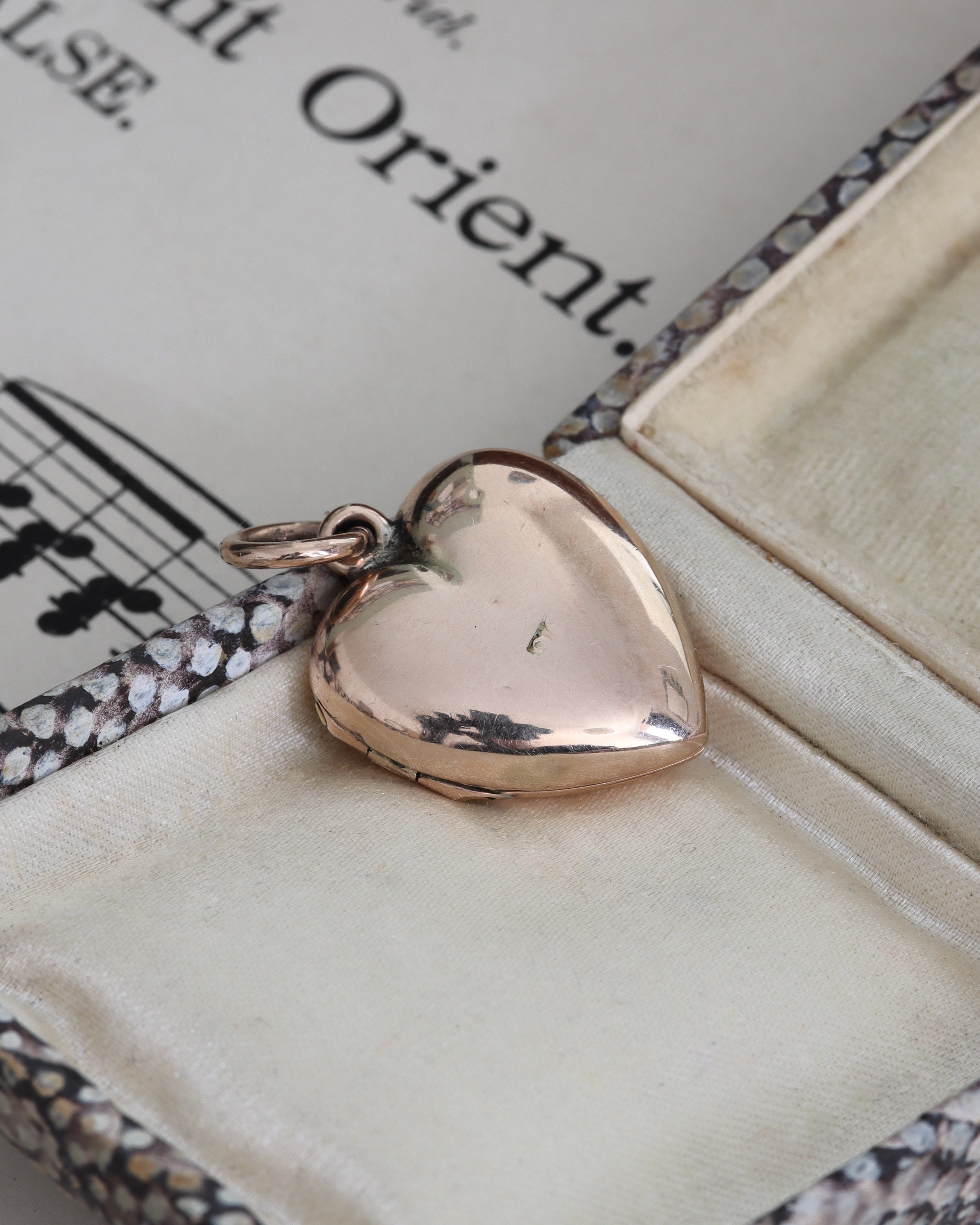 Antique Edwardian 9ct Gold Heart Locket