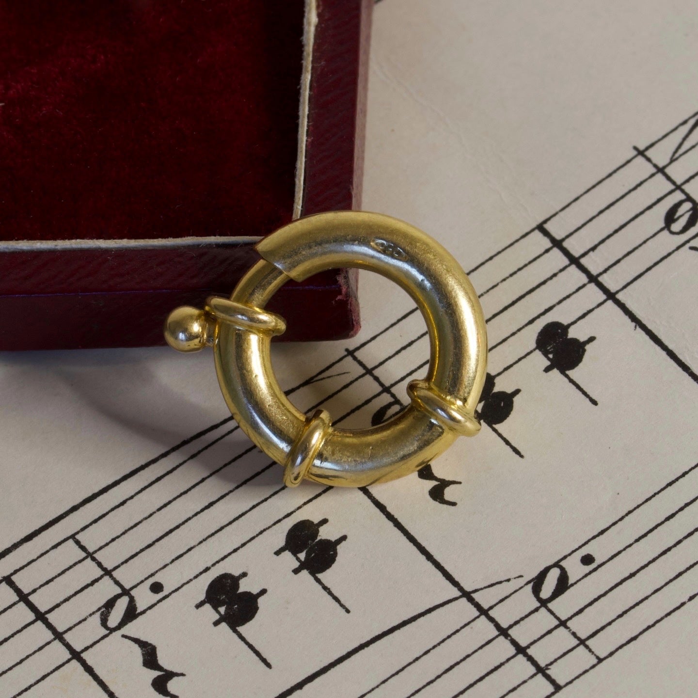 Large Vintage 18ct Gold Chubby Bolt Clasp