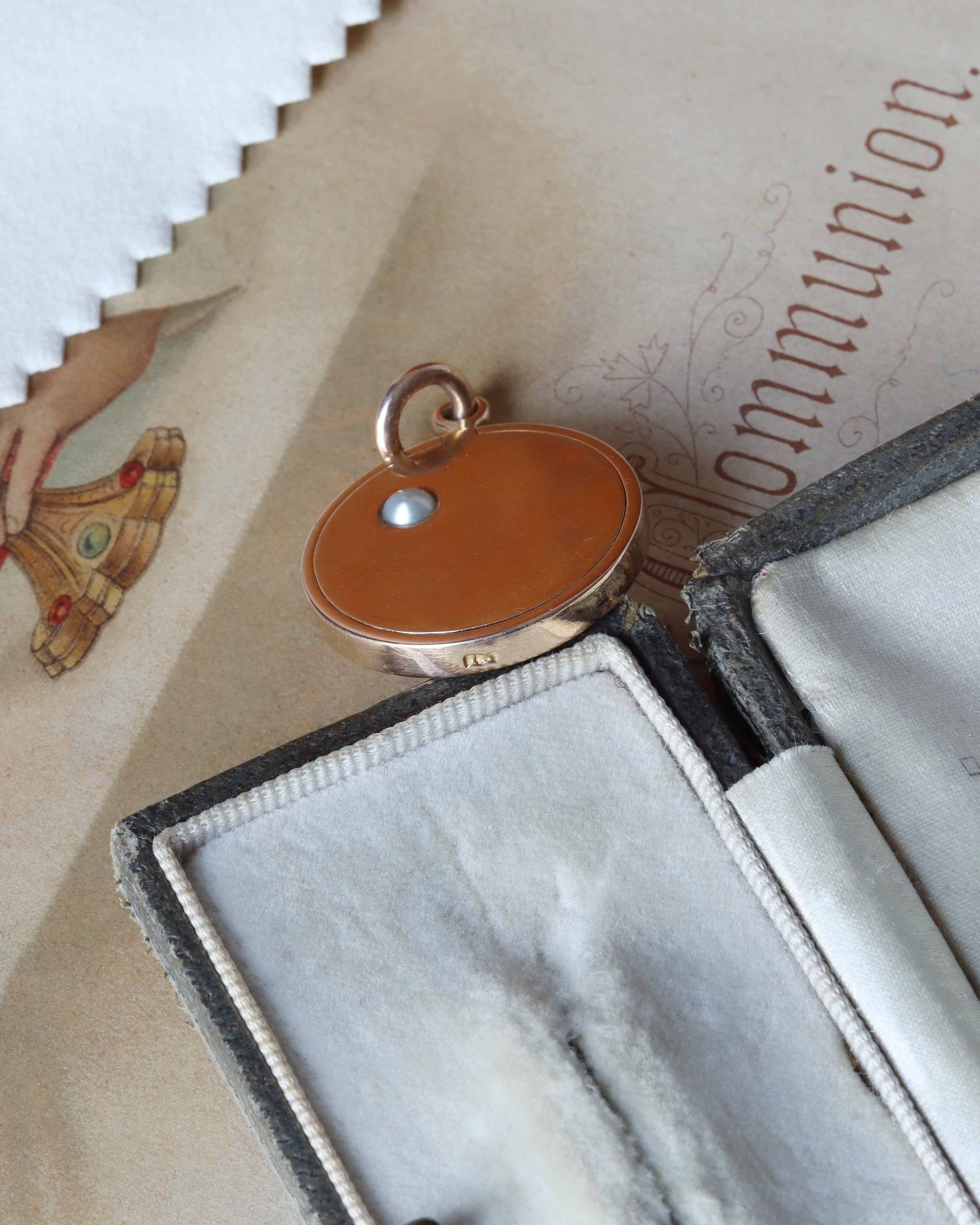 Late Victorian / Edwardian 15ct Gold Secret Locket with Seed Pearl