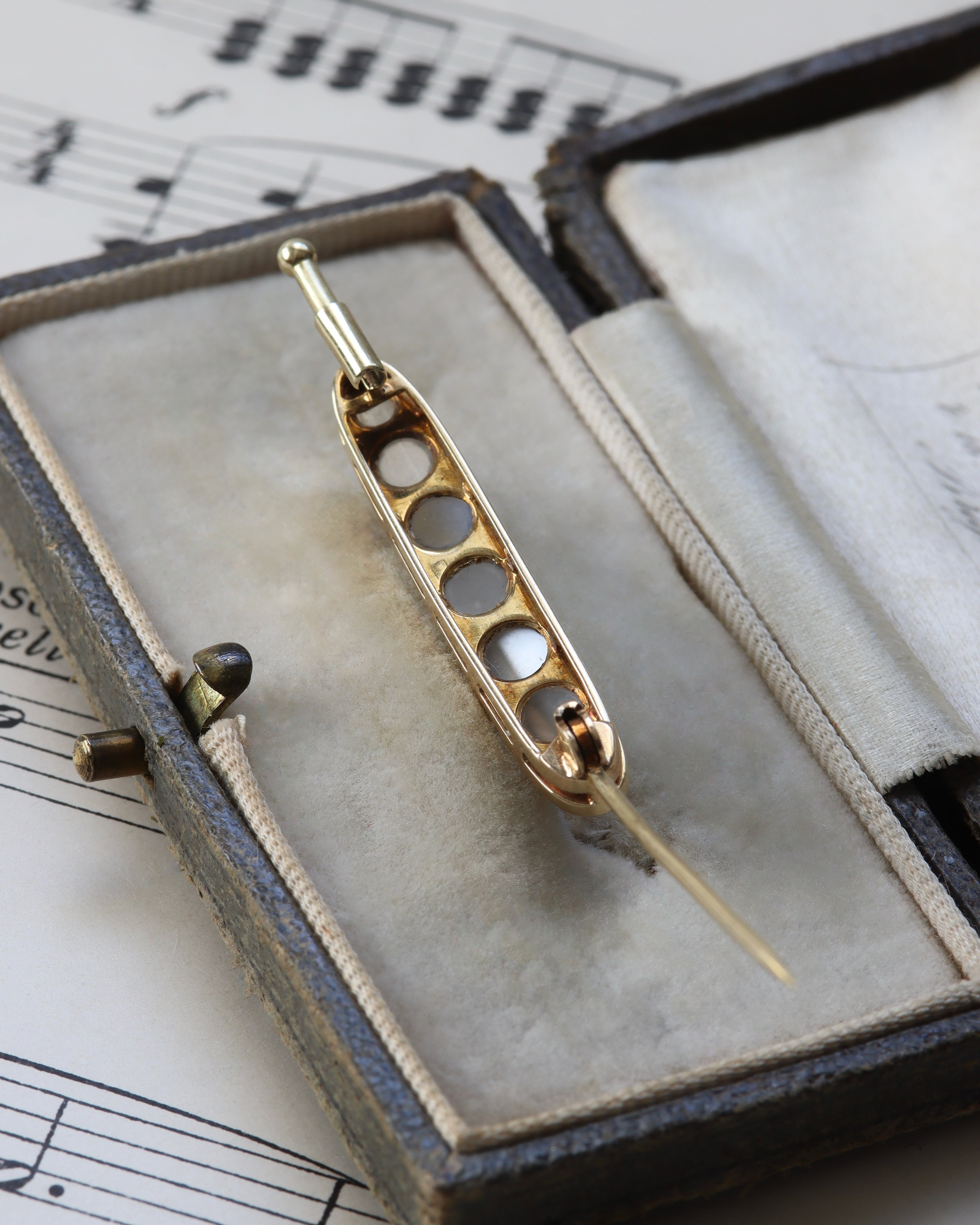 Edwardian 14ct Gold Moonstone Cabochon Brooch