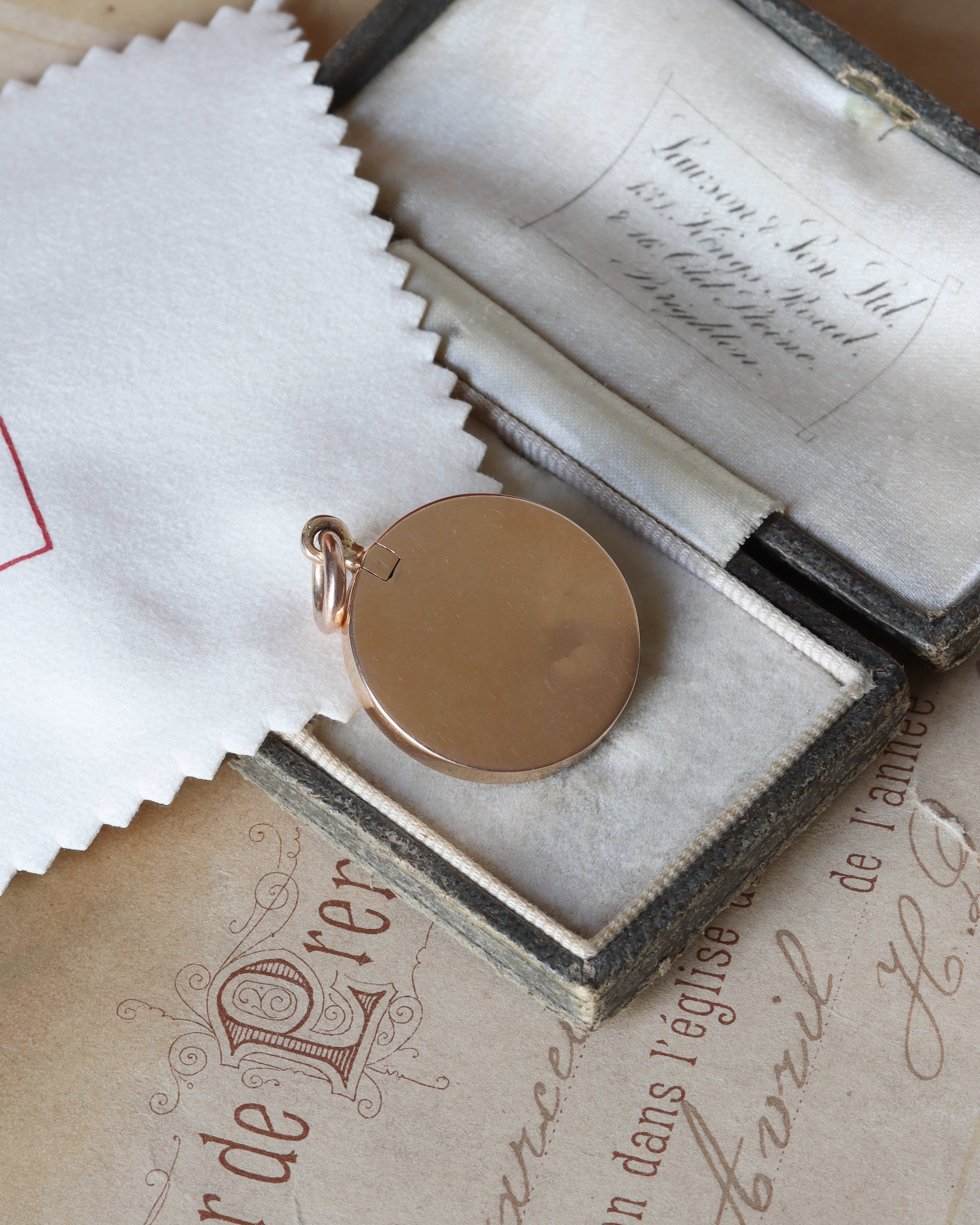 Late Victorian / Edwardian 15ct Gold Secret Locket with Seed Pearl
