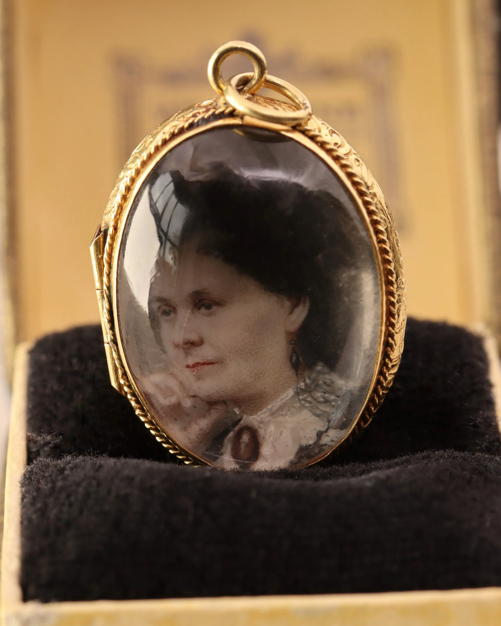Antique Victorian 18ct Gold Pool of Light Locket