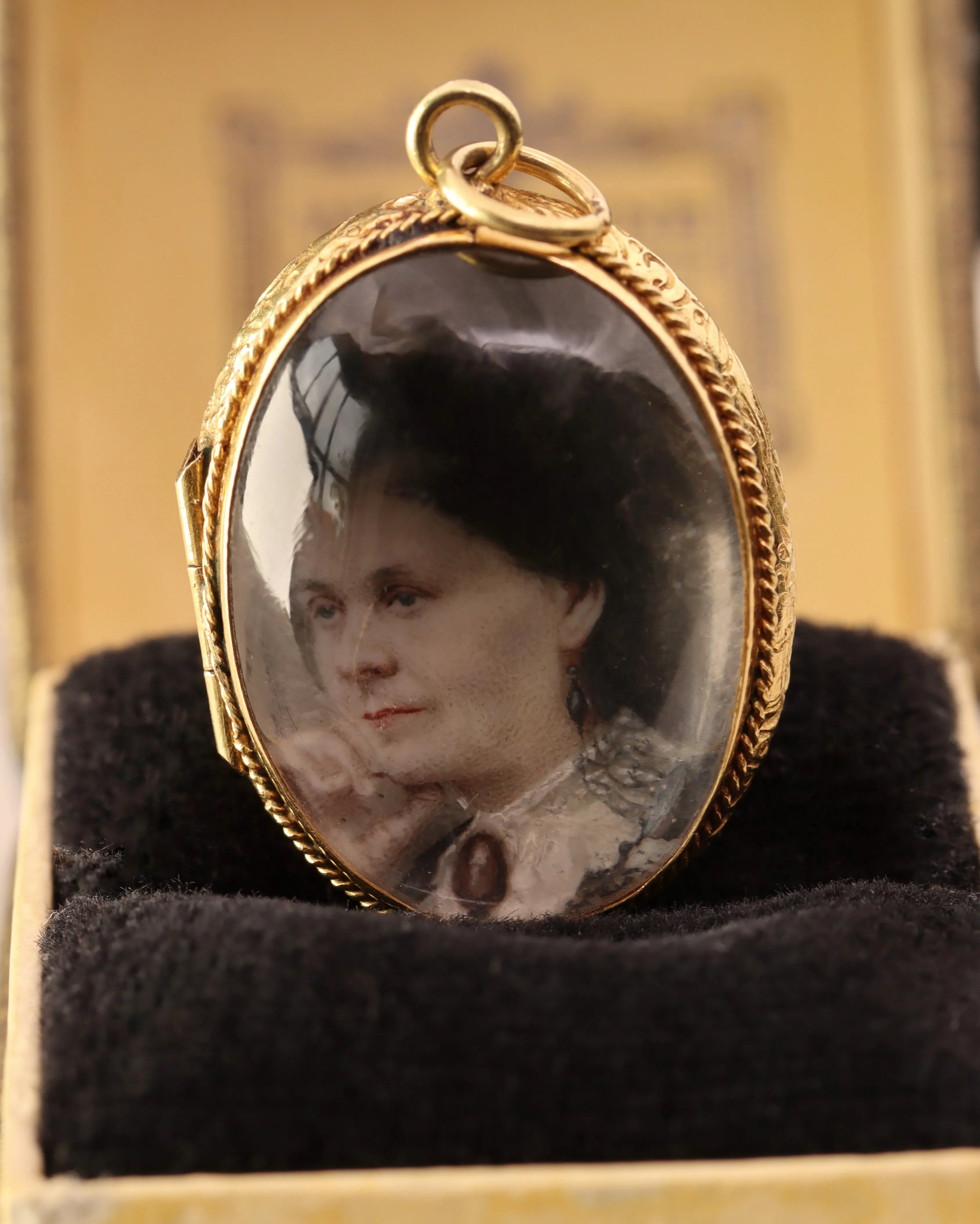 Antique Victorian 18ct Gold Pool of Light Locket