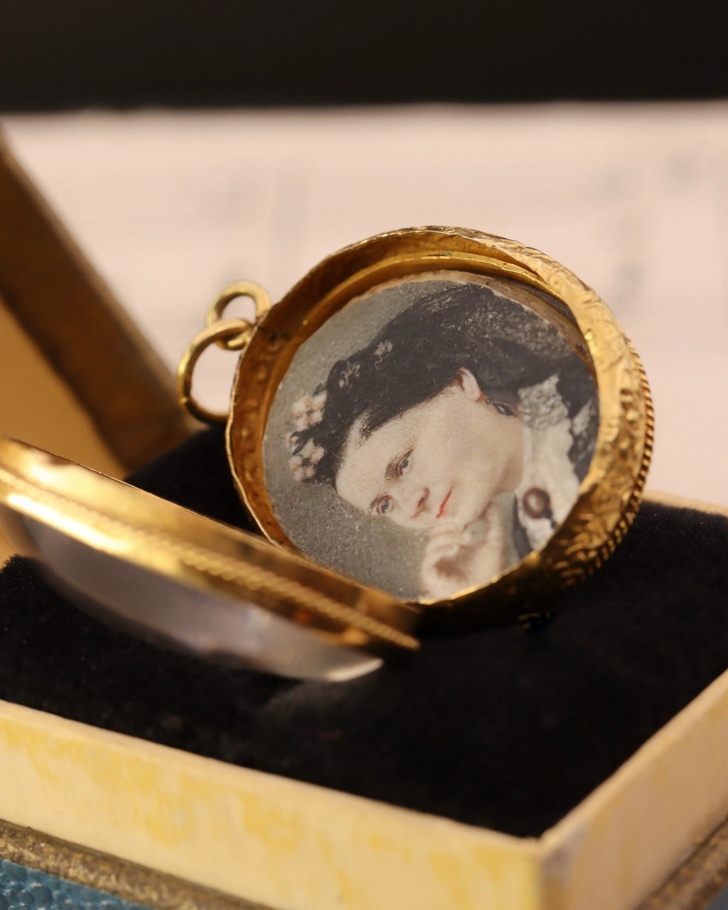 Antique Victorian 18ct Gold Pool of Light Locket