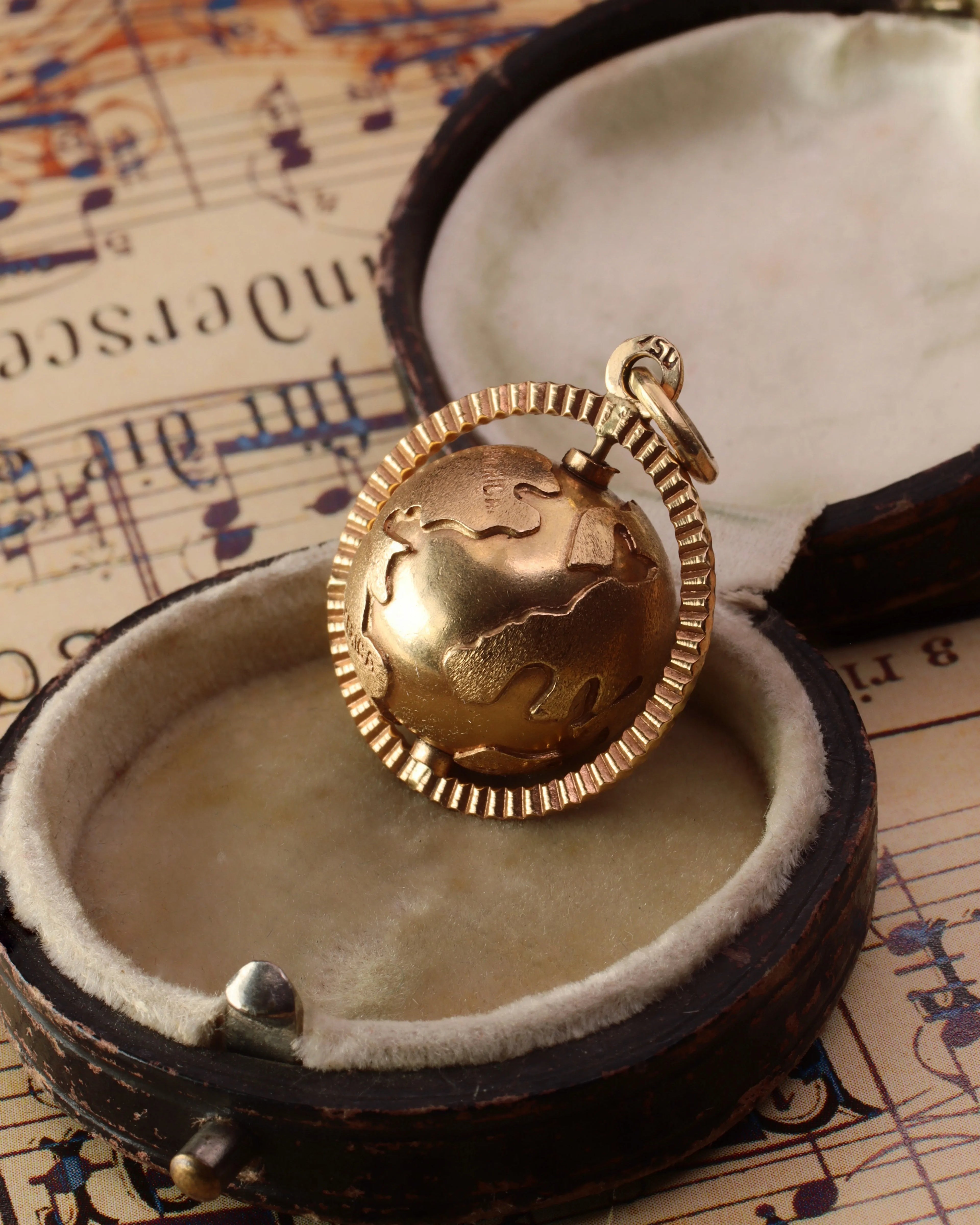 Vintage 18ct Gold Spinning Globe Pendant