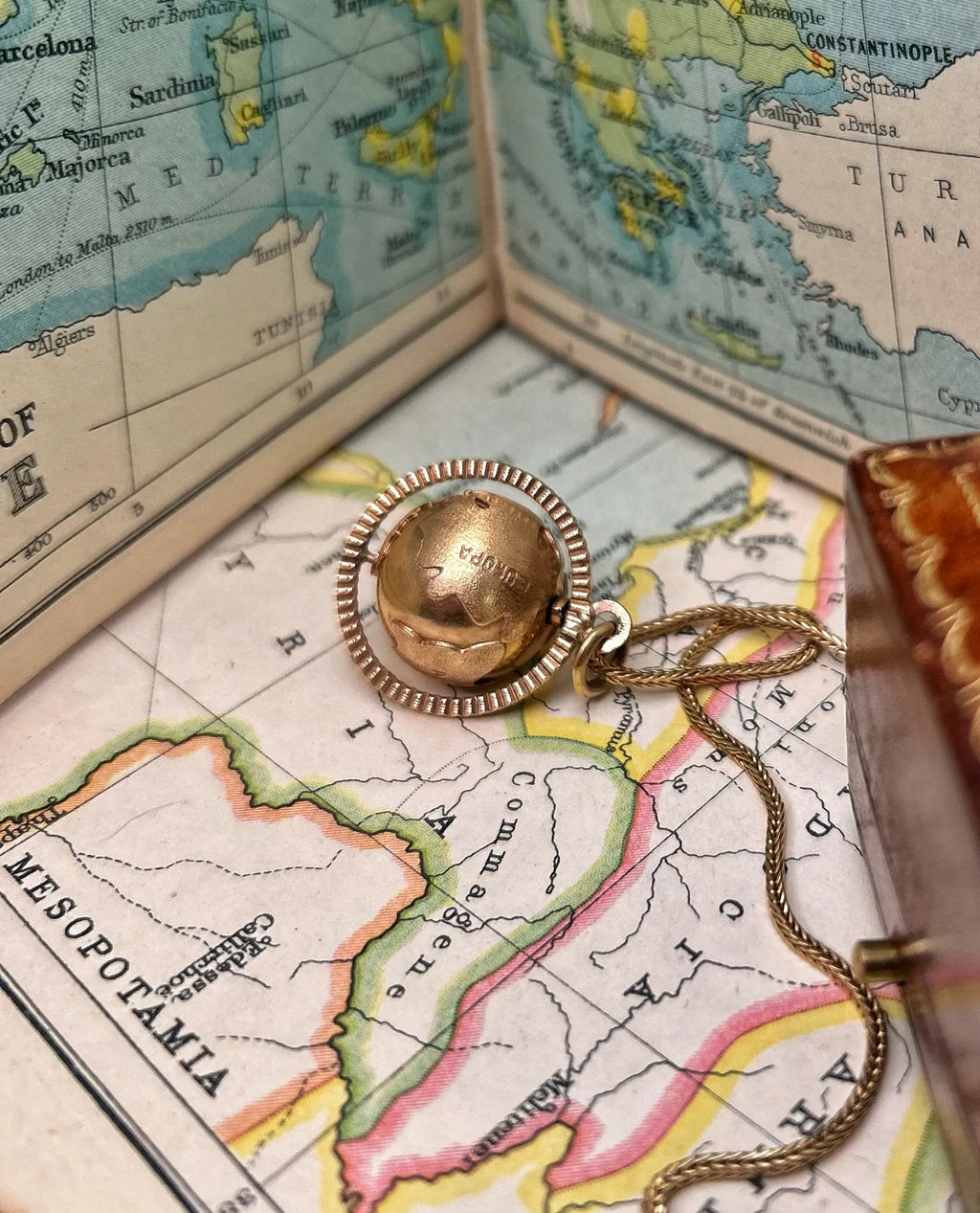 Vintage 18ct Gold Spinning Globe Pendant