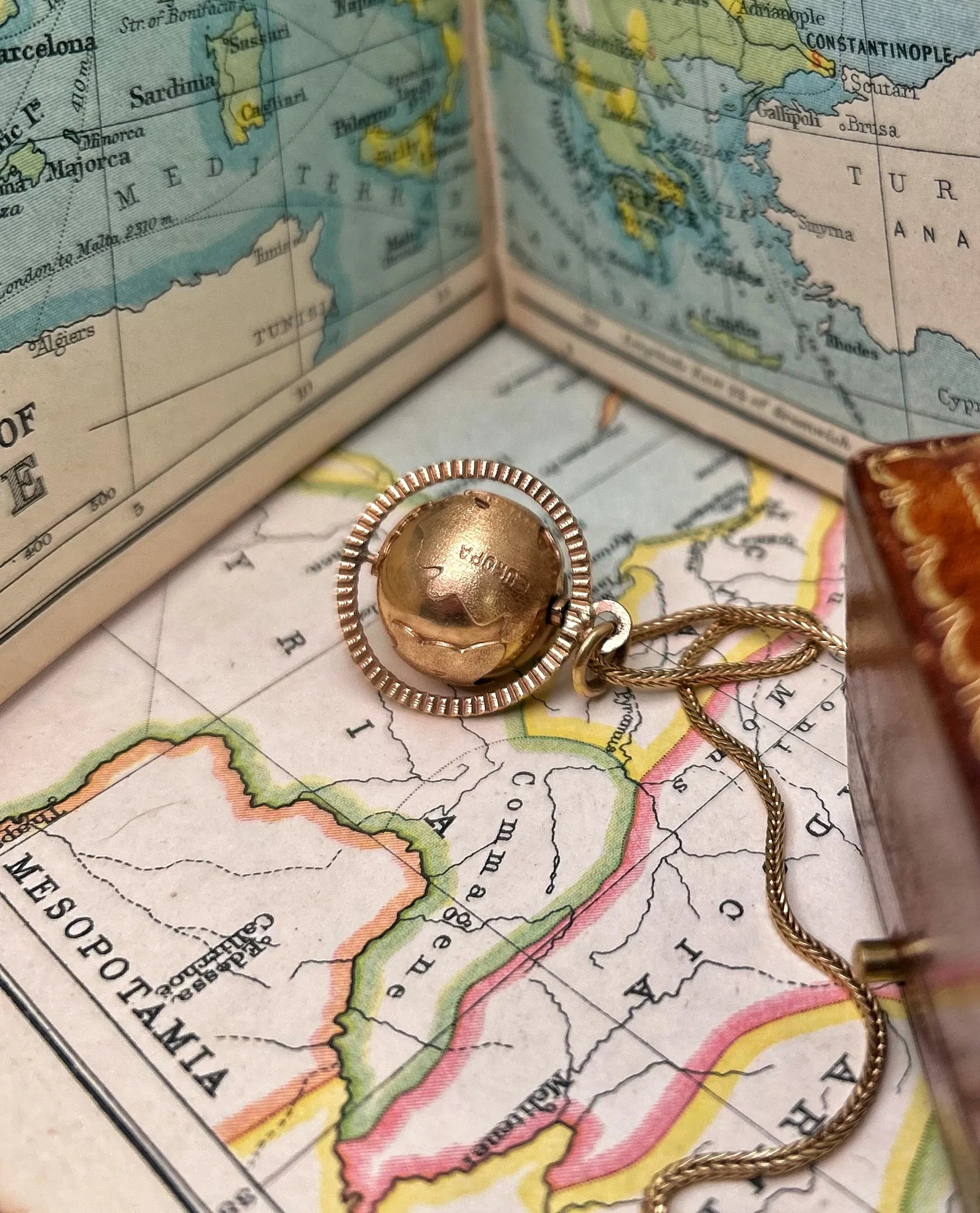 Vintage 18ct Gold Spinning Globe Pendant
