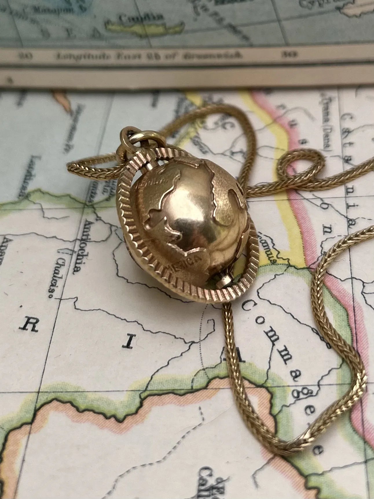 Vintage 18ct Gold Spinning Globe Pendant