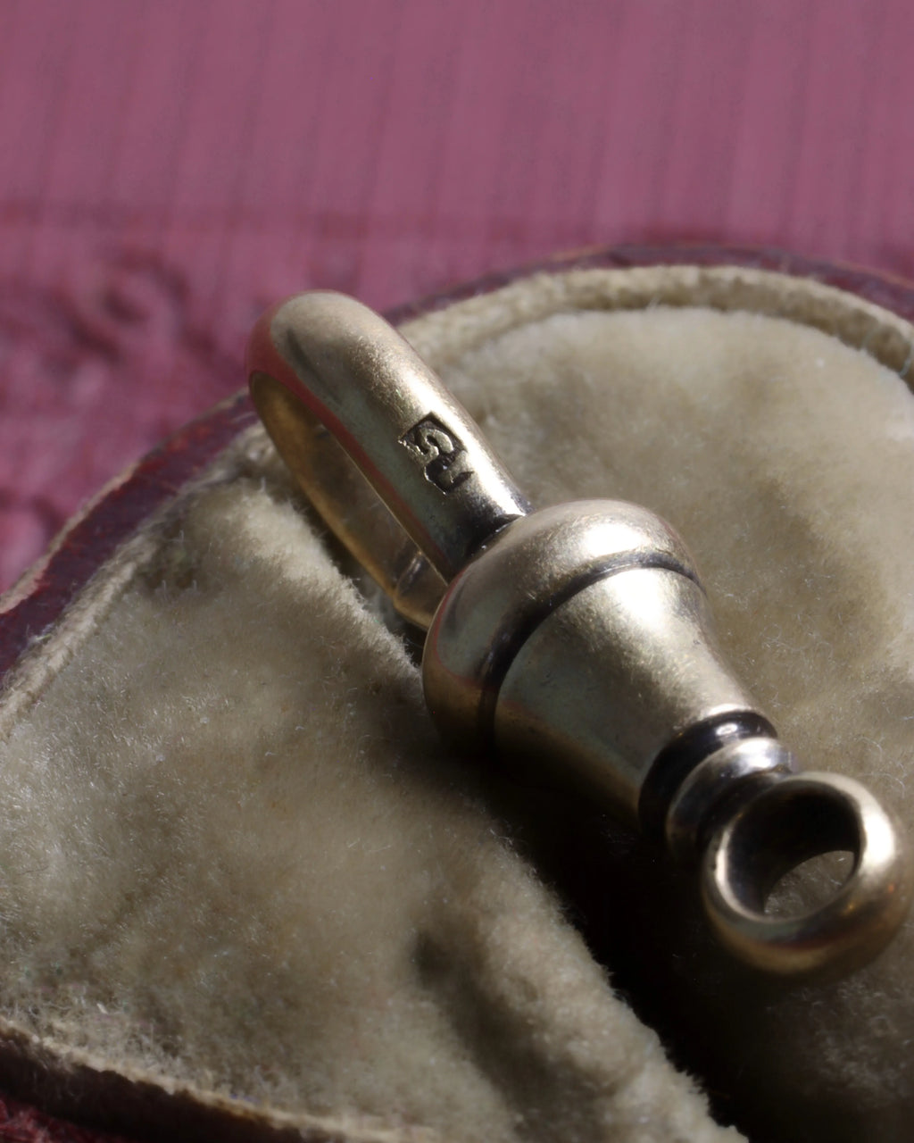 Victorian 15ct Gold Single Dog Clip