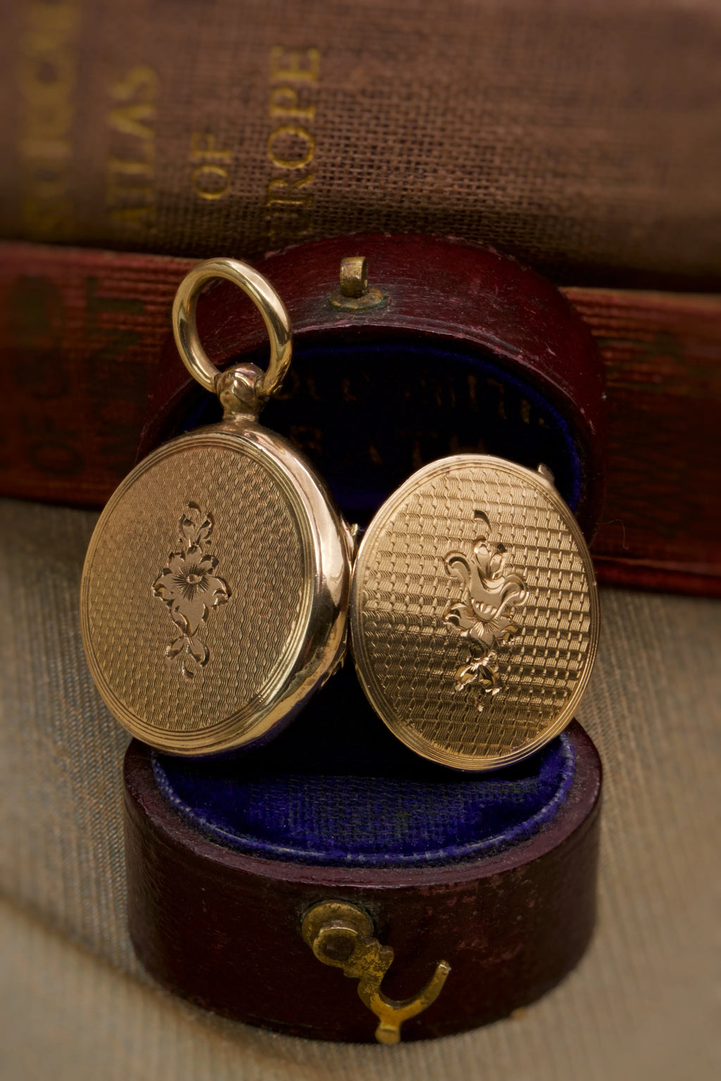 Victorian 9ct Floral Engraved Portrait Locket