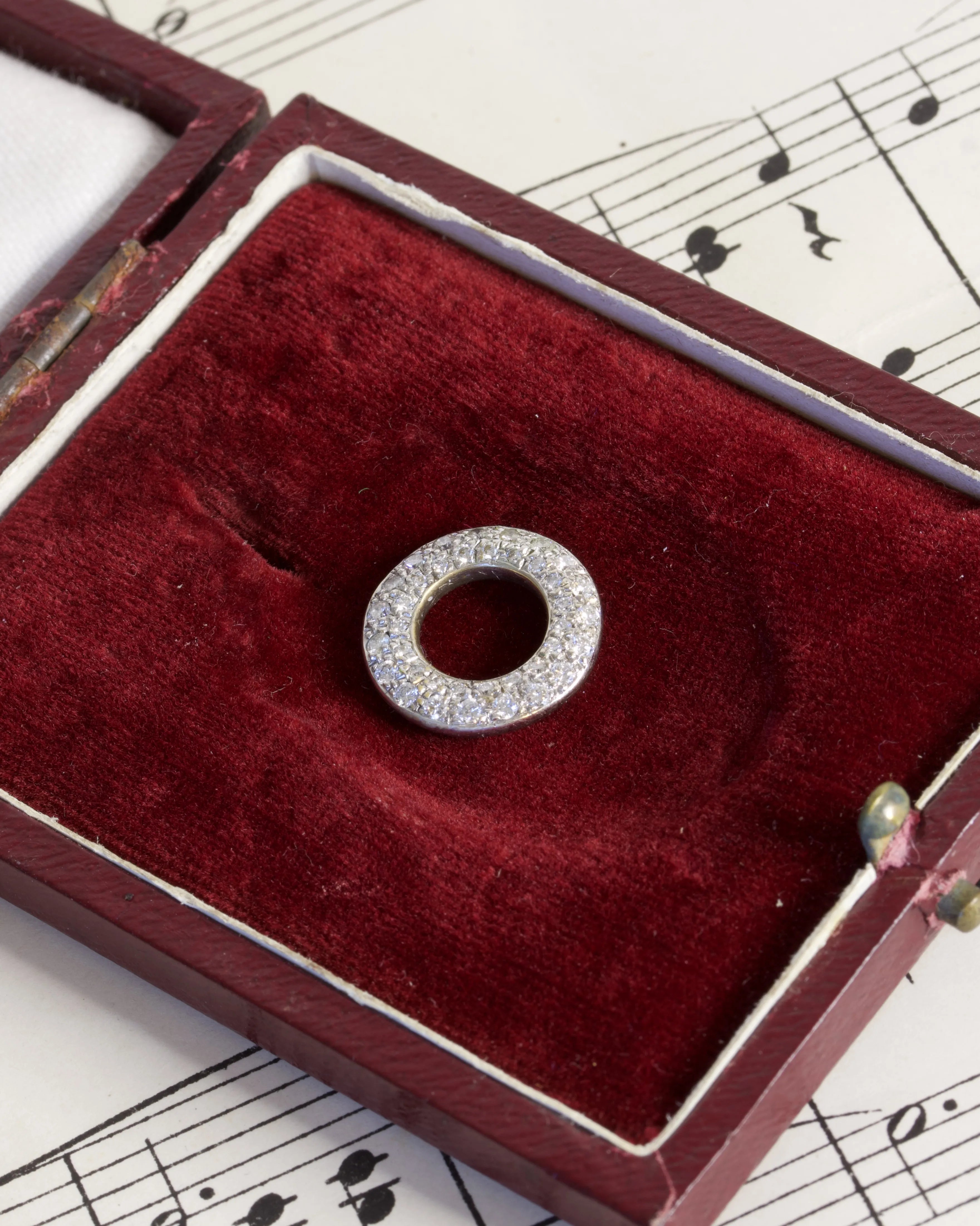 Diamond Platinum Circle Connector