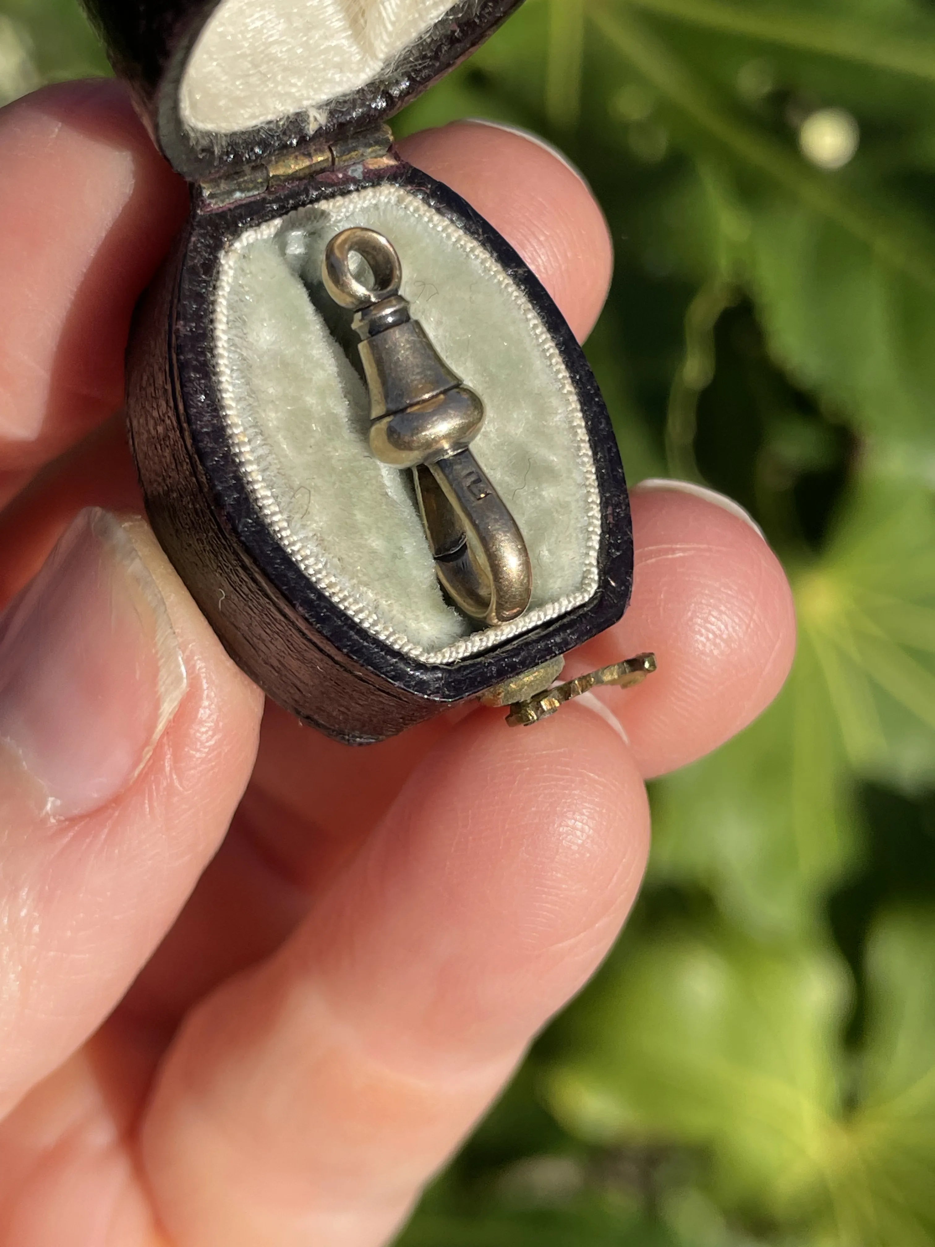 Victorian 15ct Gold Single Dog Clip