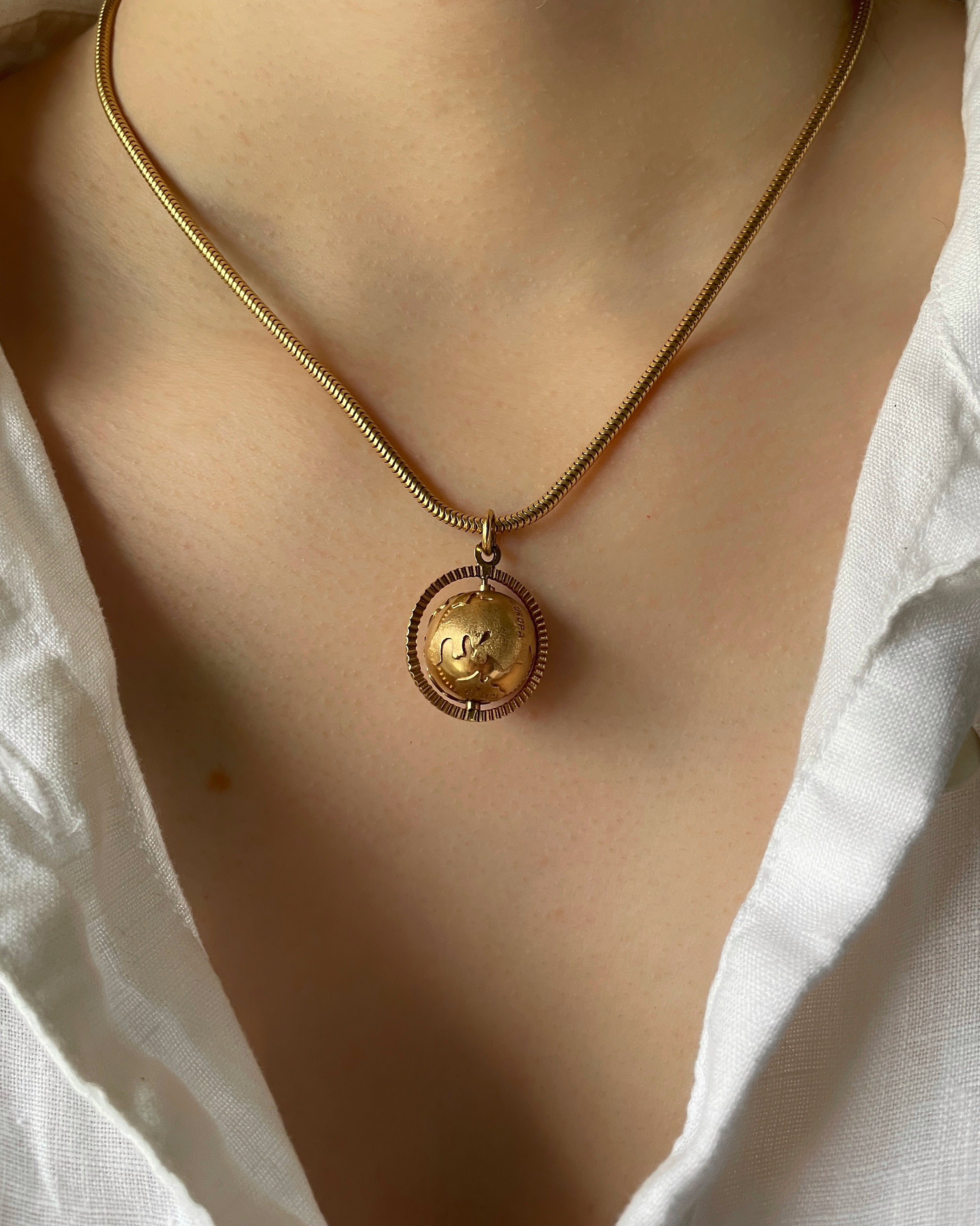 Vintage 18ct Gold Spinning Globe Pendant