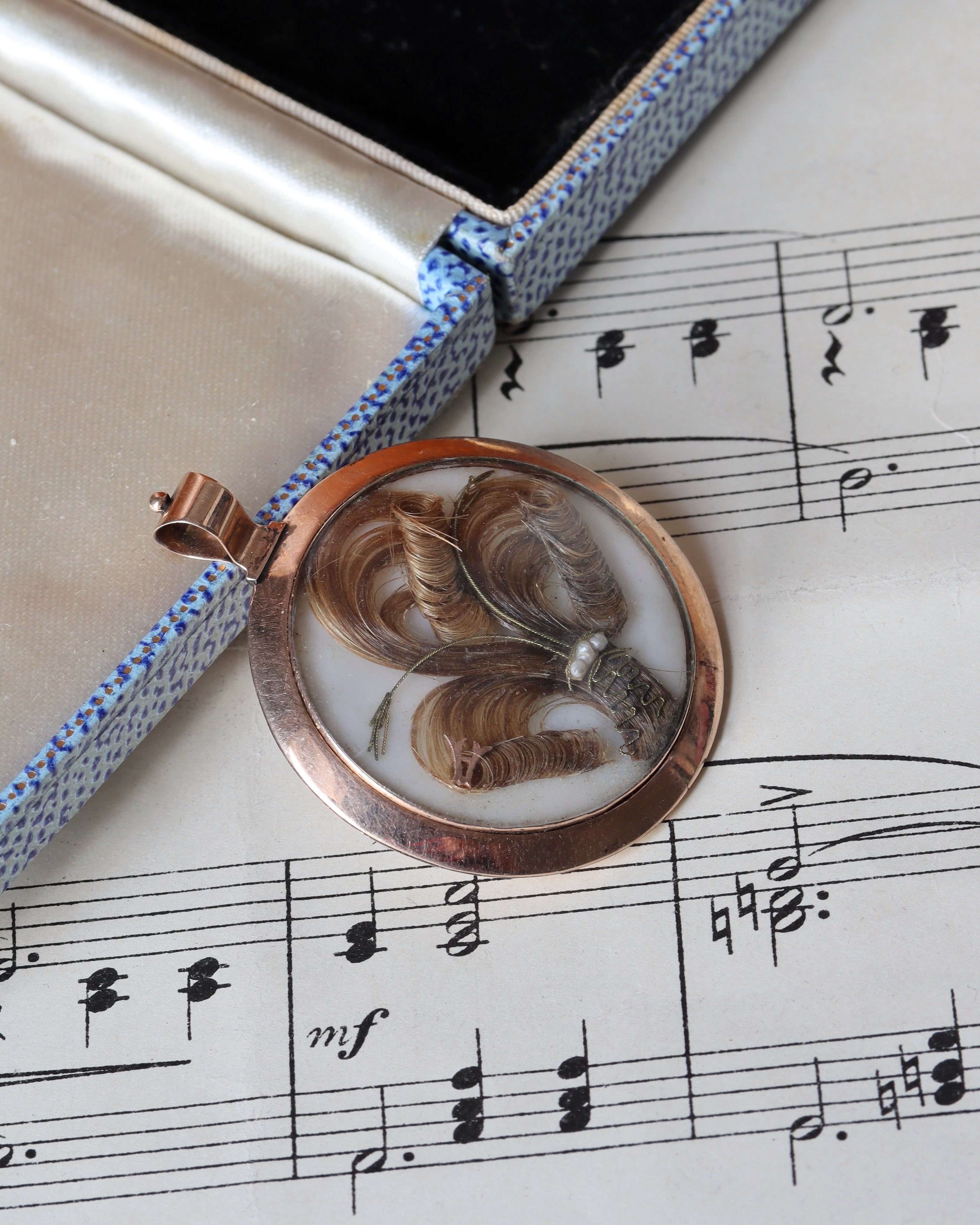 Victorian 15ct Gold 'A', 'E' Memorial Pendant