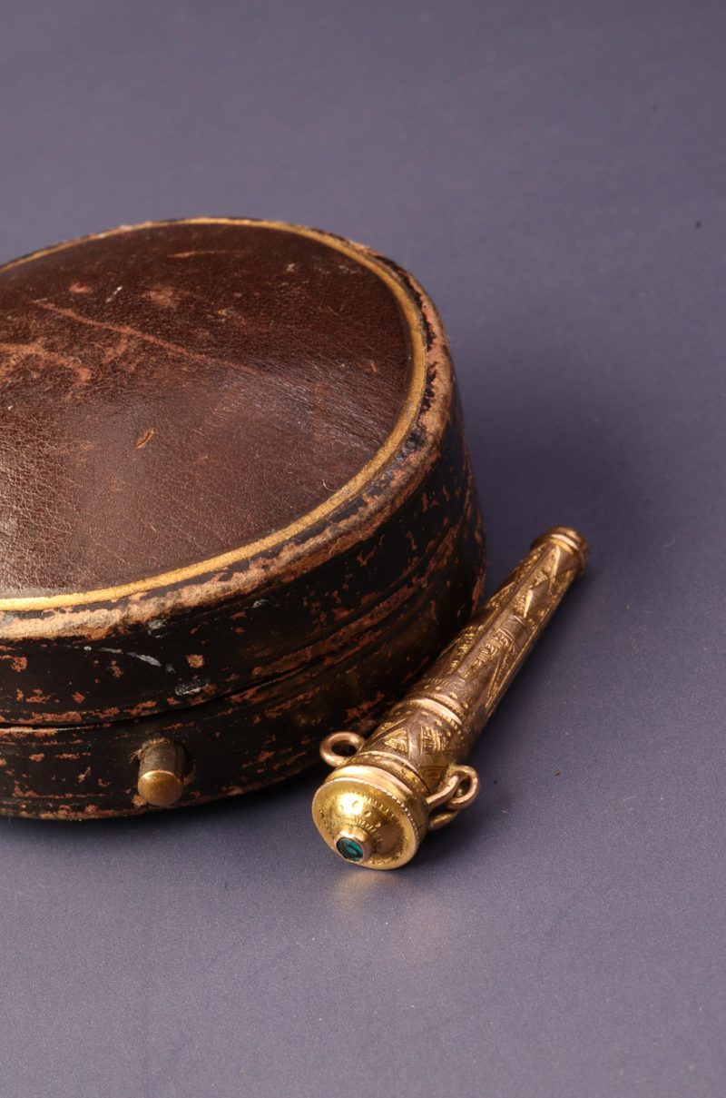 Antique 9ct Gold French Needle Case With Tiny Vauxhall Glass Detail